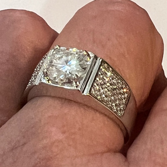 Elegant 2.0 ctw Men’s Moissanite Ring - Picture 2 of 12